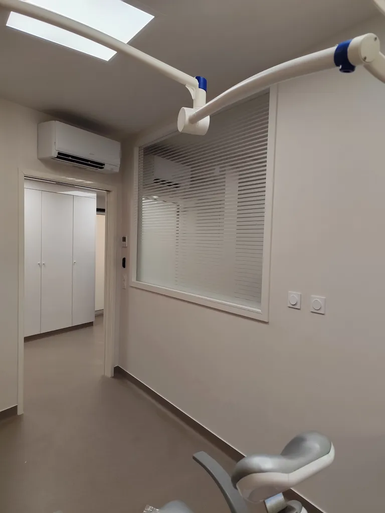 Bureaux, cloison vitrée dépolie