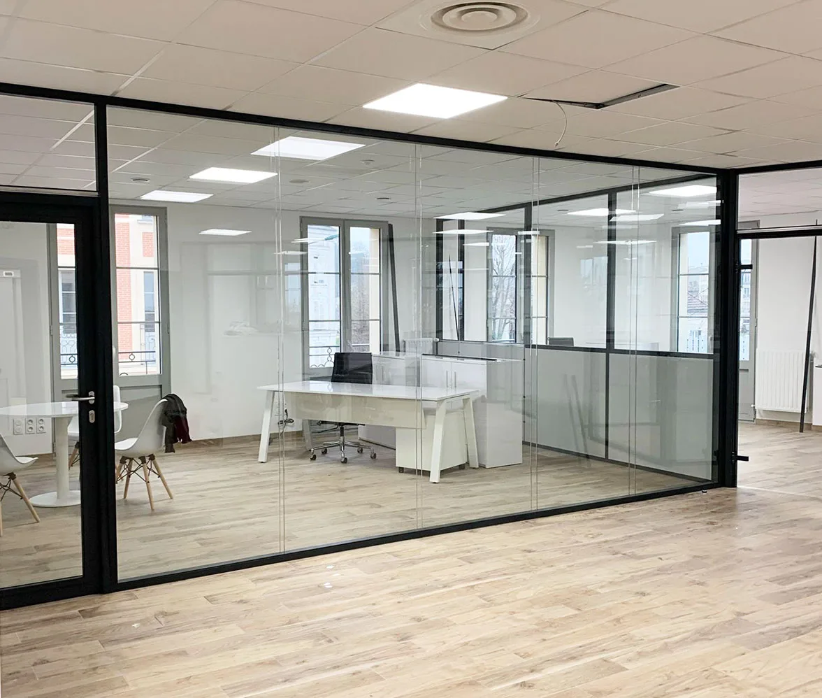 Avant : cloison vitrée de bureau transparente, l'open-space et la salle de réunion sont visibles