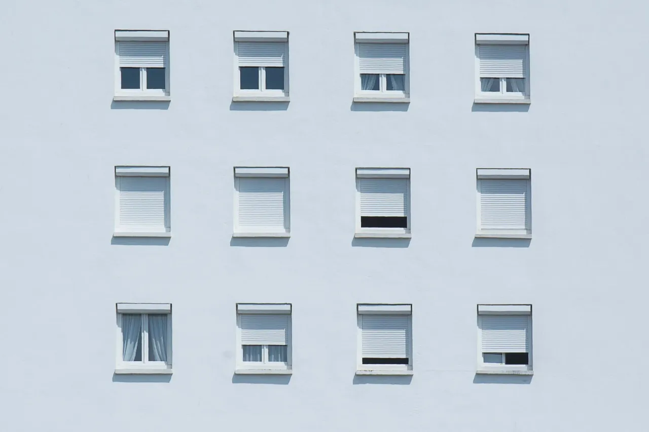 Façade de maison avec fenêtres donnant sur la rue