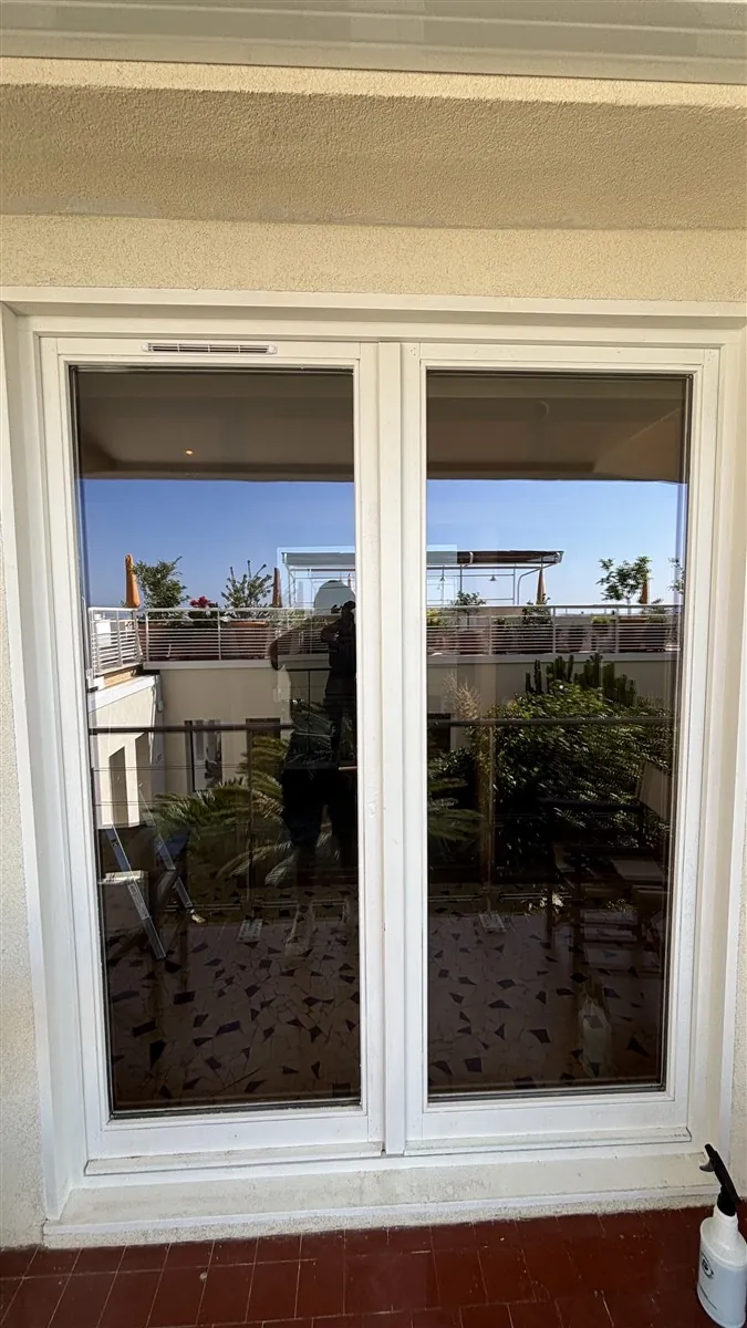 Effet miroir de jour d'un film miroir sans tain vu de l'extérieur à Hyères, intérieur masqué