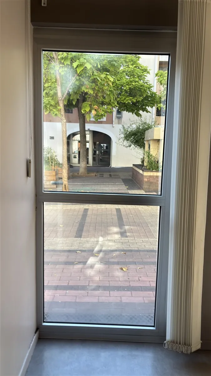 Porte vitrée avec film solaire anti-chaleur vue de l'intérieur, luminosité conservée à Hyères