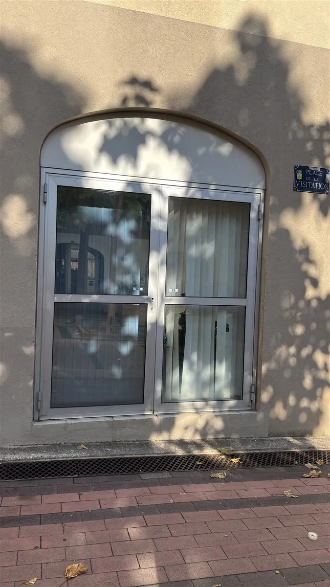 Vitrine de commerce à Hyères, comparaison avant/après pose d'un film solaire (côté gauche posé)