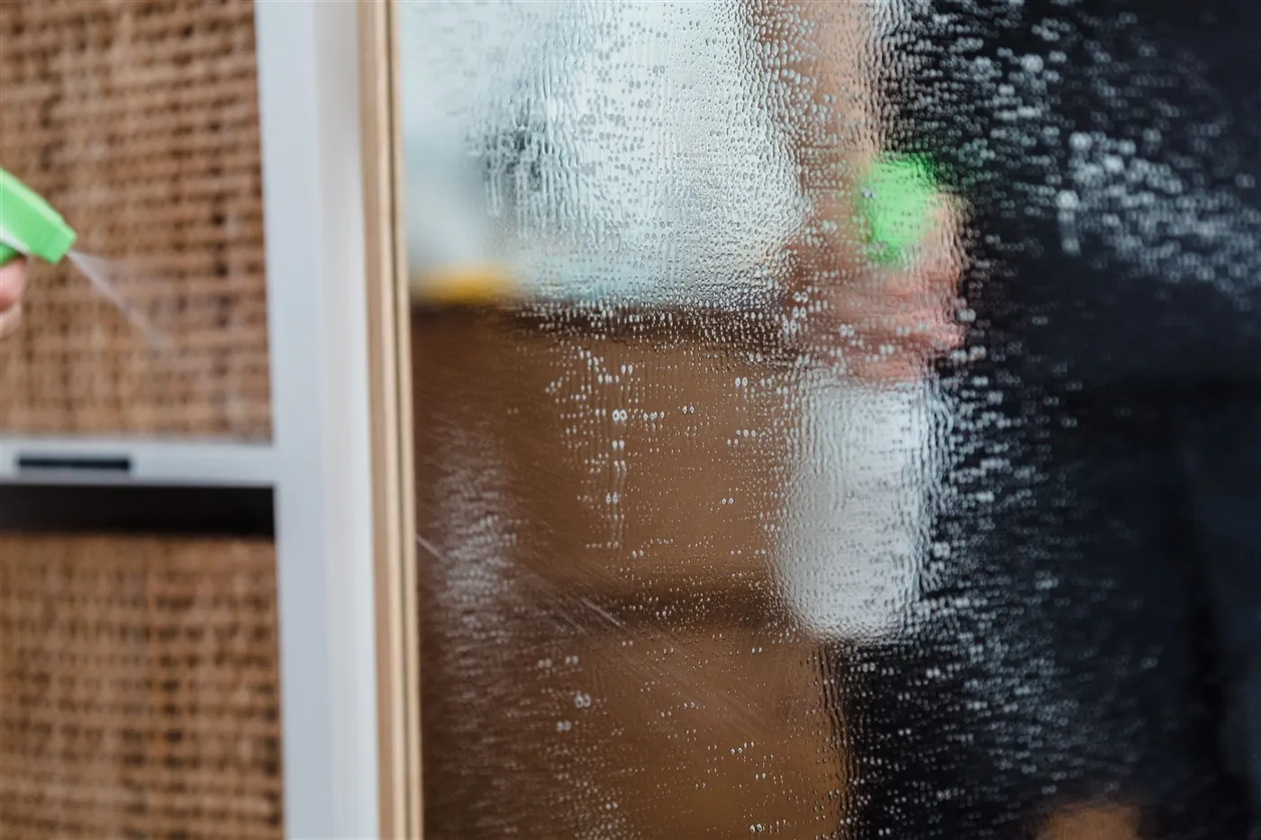 Pulvérisation de produit sur une vitre avant nettoyage sans trace