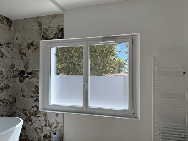 Dépoli en partie basse d'une fenêtre de salle de bain, Hyères, septembre 2026