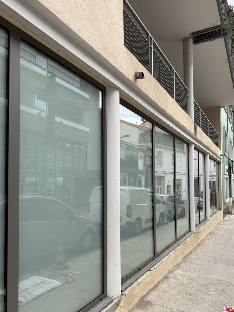 Le long du trottoir à Hyères, les vitrines du local équipées du film dépoli : à un mètre de la vitre, on ne distingue rien de l'intérieur.