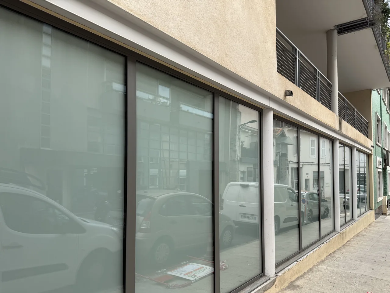 Façade vitrée d'un local commercial à Hyères vue de la rue après la pose du film dépoli : opaque, l'intérieur n'est plus visible