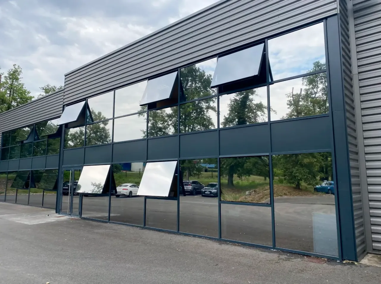 Façade vitrée d'immeuble tertiaire entièrement traitée en film miroir sans tain par PrivTeint