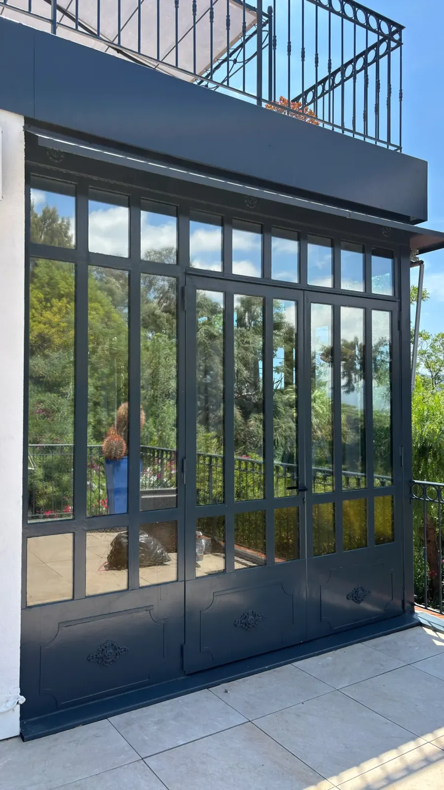 Porte vitrée de véranda équipée d'un film miroir sans tain à Hyères, effet miroir réfléchissant côté extérieur en plein jour