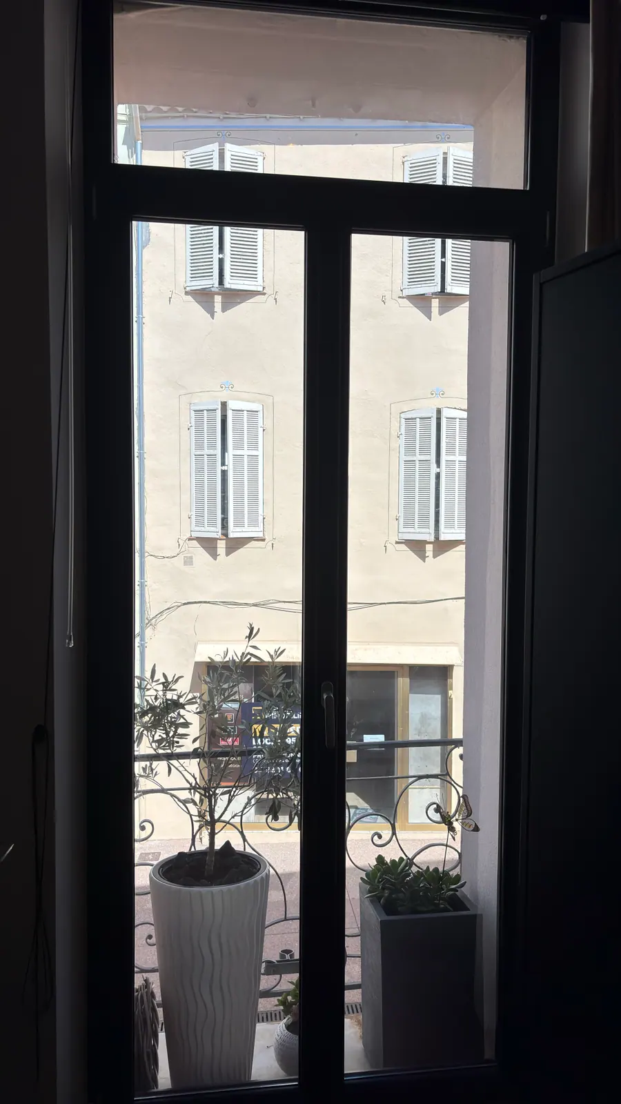 Depuis l'intérieur à Saint-Raphaël, après la pose du film miroir sans tain PrivTeint : la rue et l'immeuble d'en face restent visibles