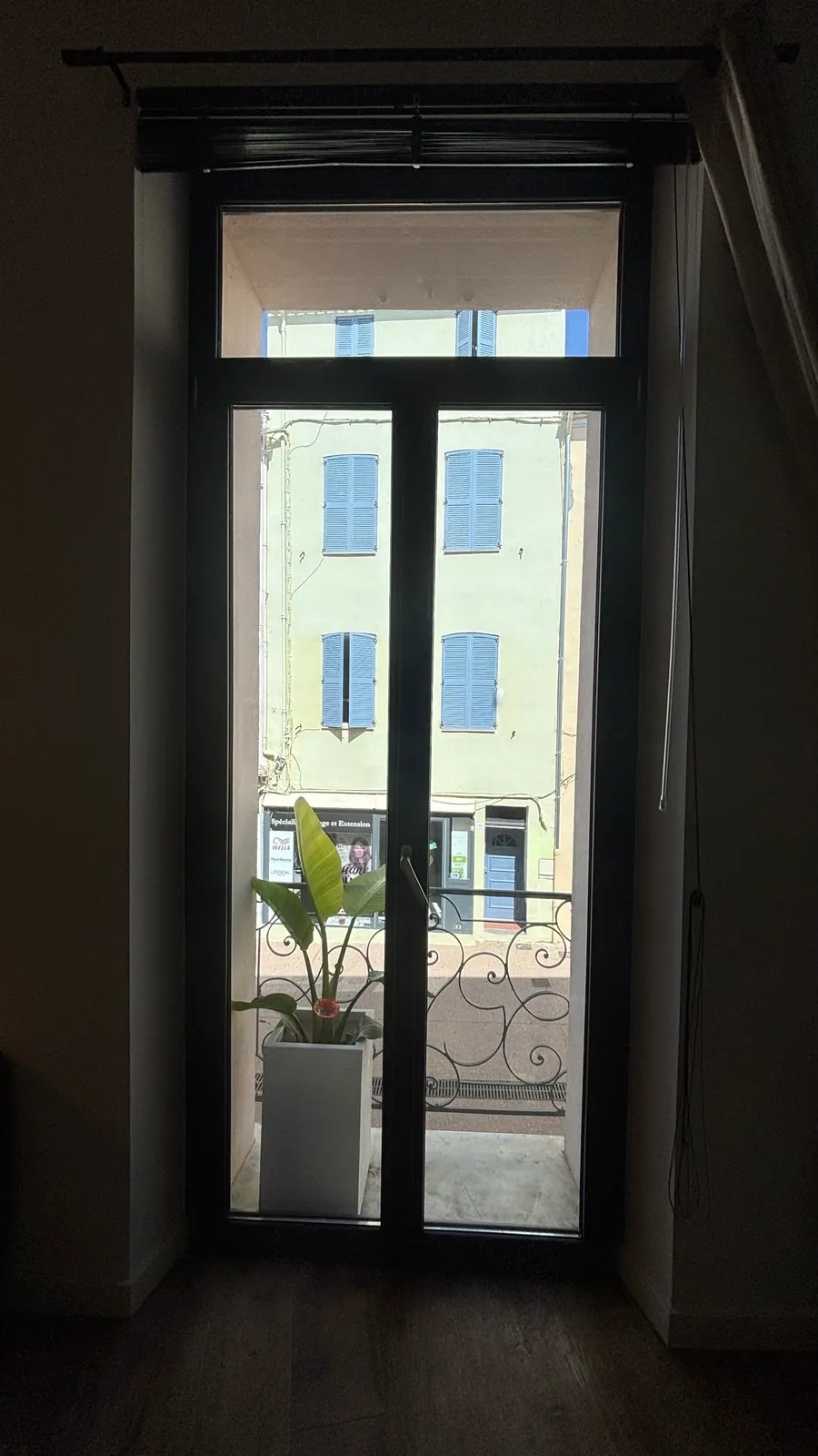 Après la pose du film miroir sans tain à Saint-Raphaël : depuis l'intérieur, la vue sur la rue et l'immeuble d'en face reste nette