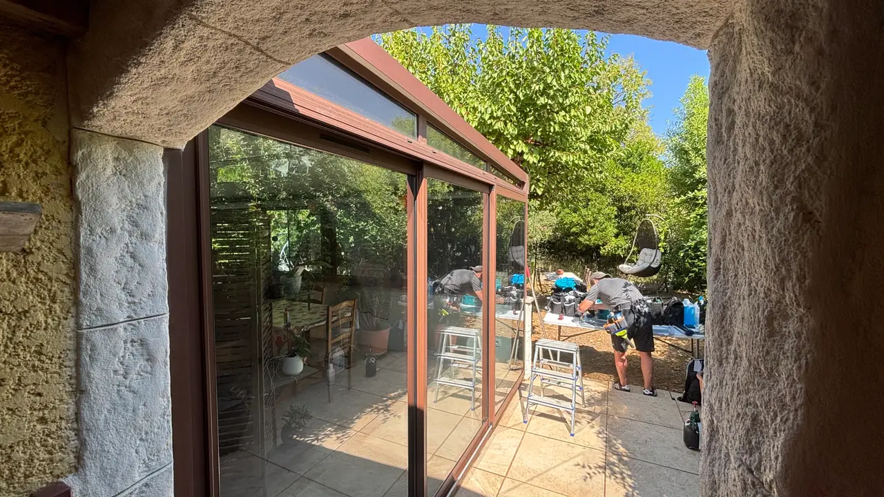Après : la même véranda à Pignans avec un film solaire anti-chaleur posé par PrivTeint, 60 % de chaleur rejetée, vue et lumière conservées