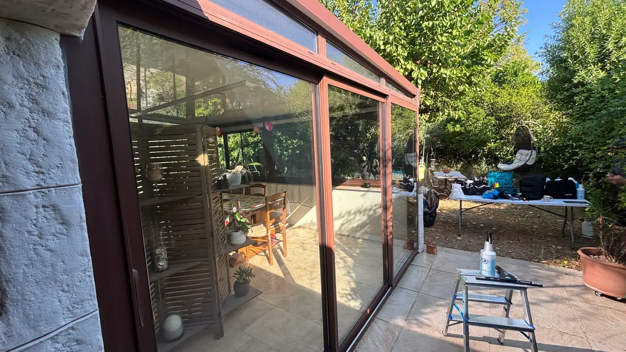 Avant : véranda à Pignans dans le Var, baies vitrées sans film solaire, le soleil traverse entièrement le vitrage