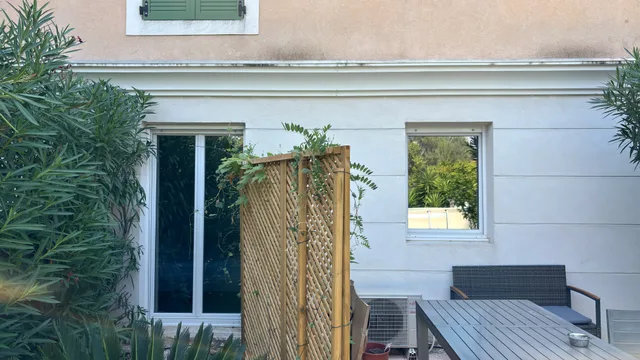 Chambre équipée d'un film miroir sans tain, vue de la terrasse, Hyères, août 2026