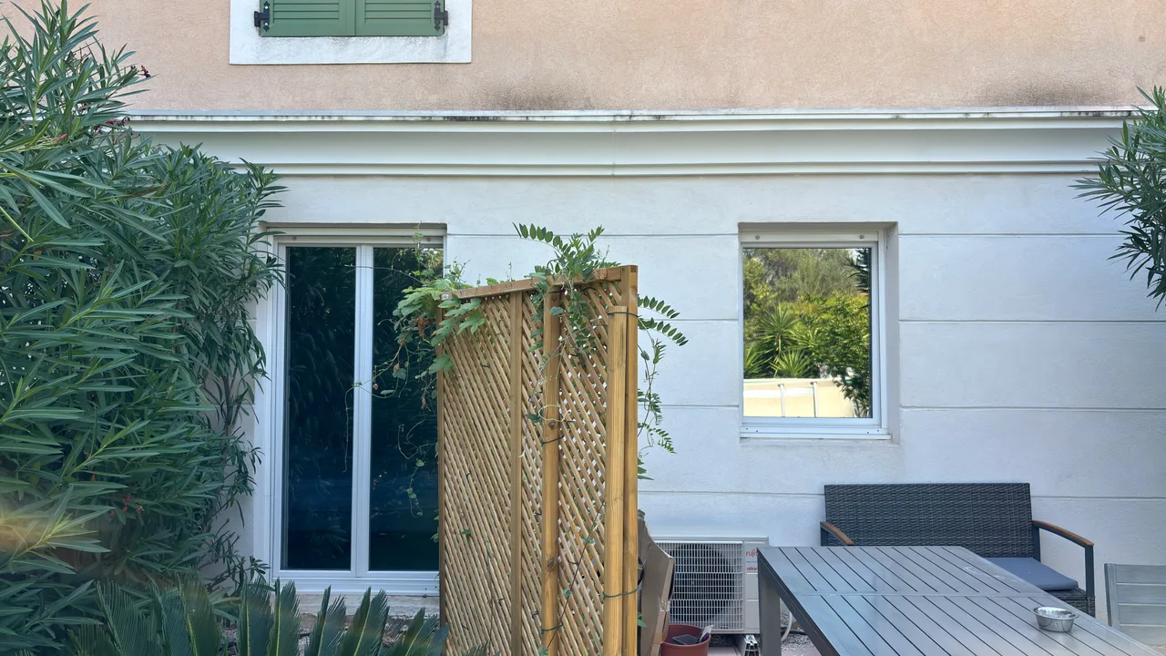 Après : les deux vitrages équipés du film miroir sans tain renvoient le jardin, la chambre disparaît sans volet ni rideau