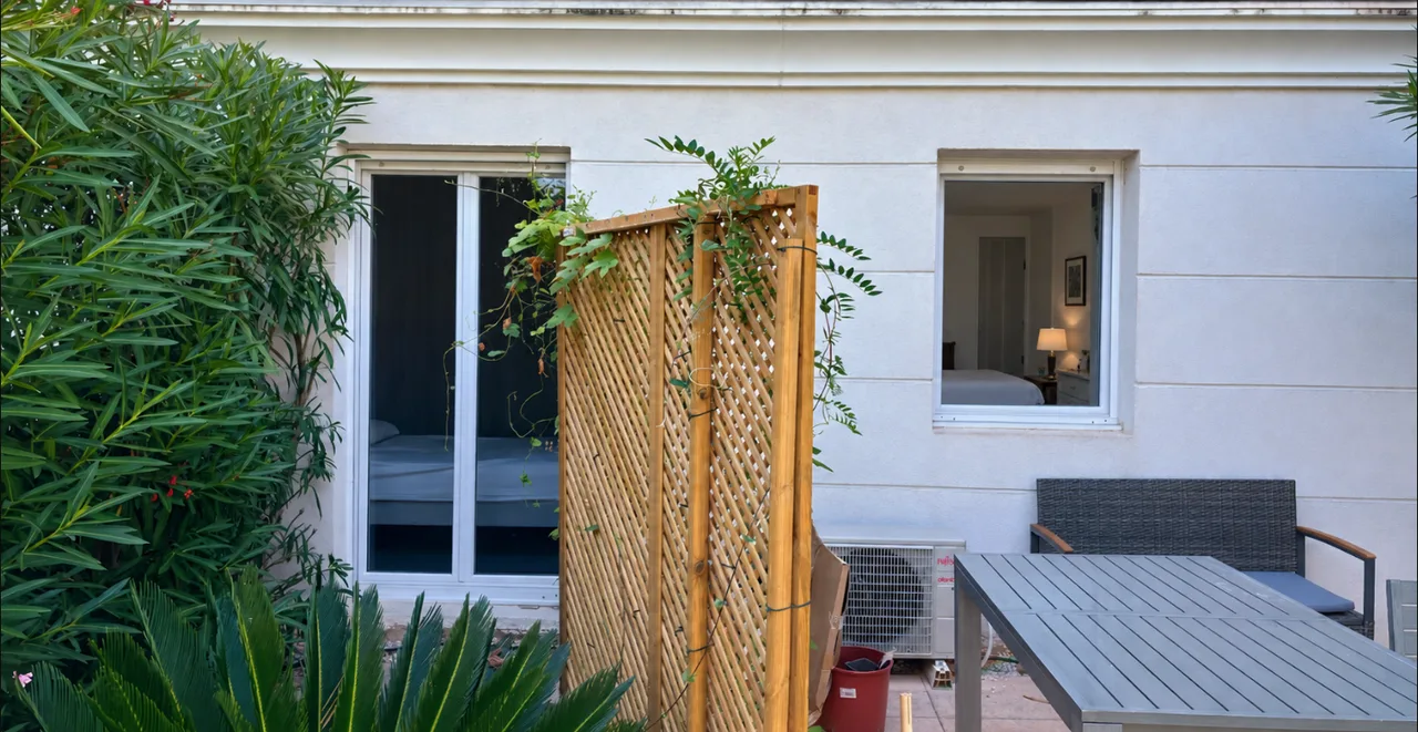 Avant : les deux ouvertures de la chambre sont transparentes, depuis la terrasse on voit l'intérieur