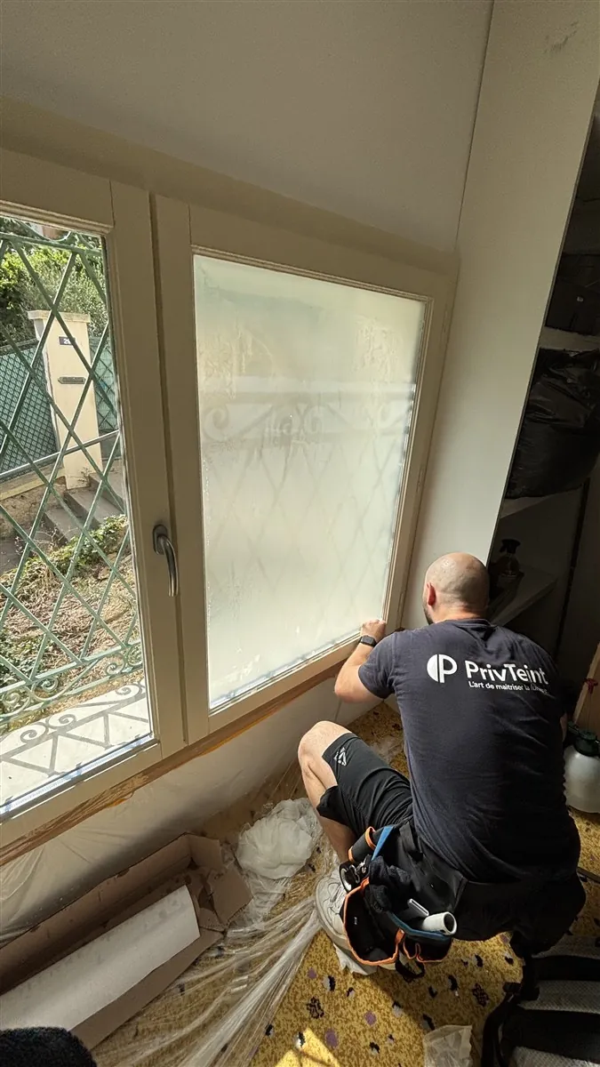 Technicien PrivTeint posant un film dépoli sur une fenêtre à Hyères, intimité de jour comme de nuit