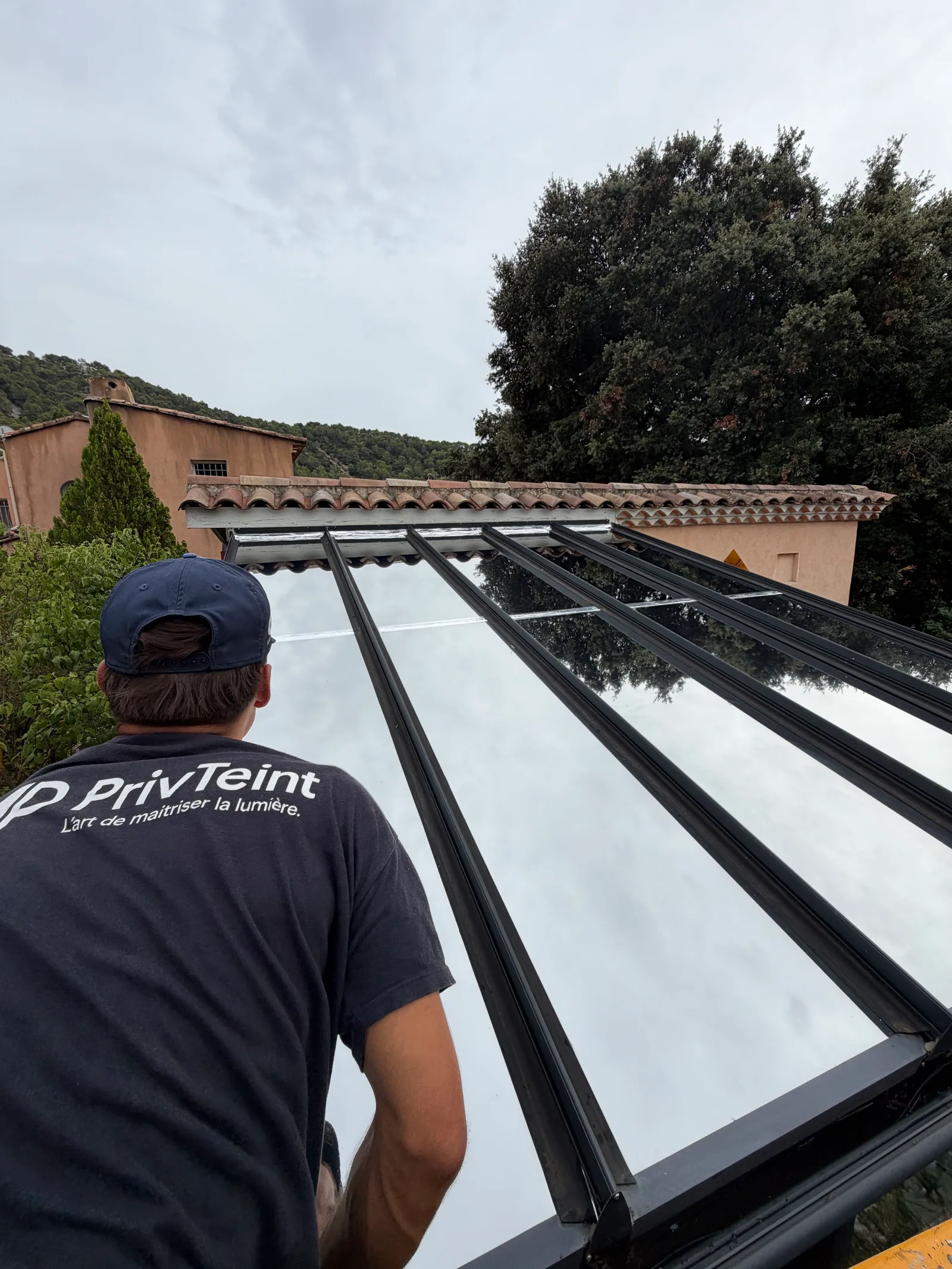 Technicien PrivTeint en nacelle au-dessus de la toiture vitrée d’une véranda, Hyères