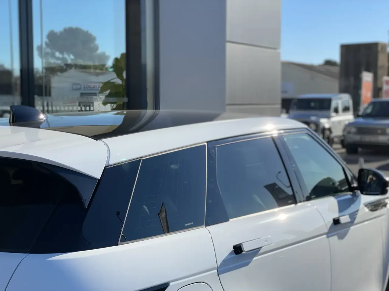 Vitres arrière teintées d'un Range Rover blanc, film homologué posé par PrivTeint à Hyères dans le Var