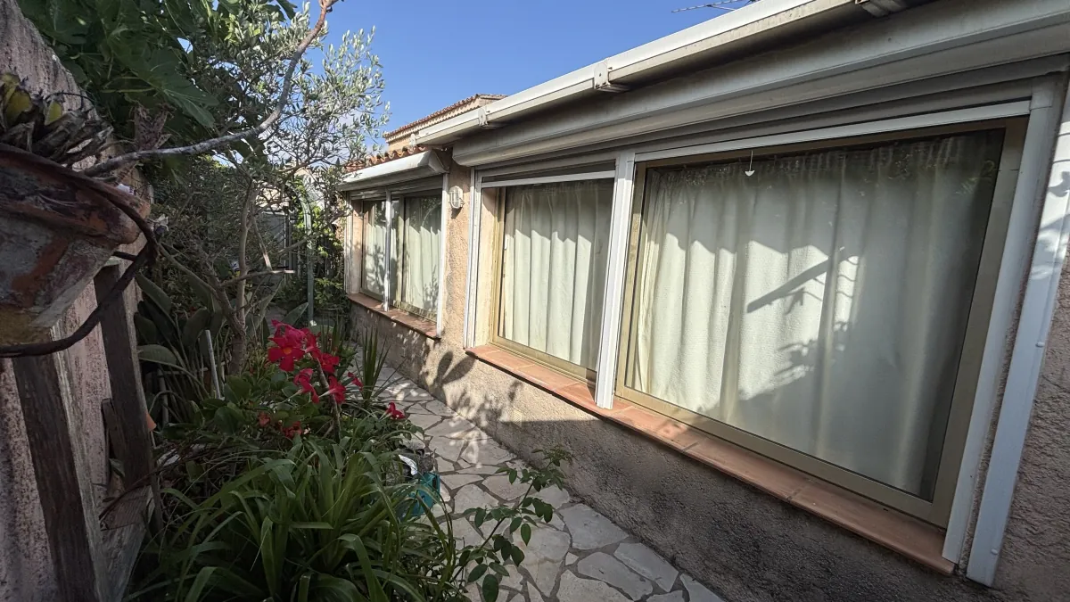 Avant : baies vitrées de véranda sans film à Hyères, rideaux fermés pour lutter contre la chaleur