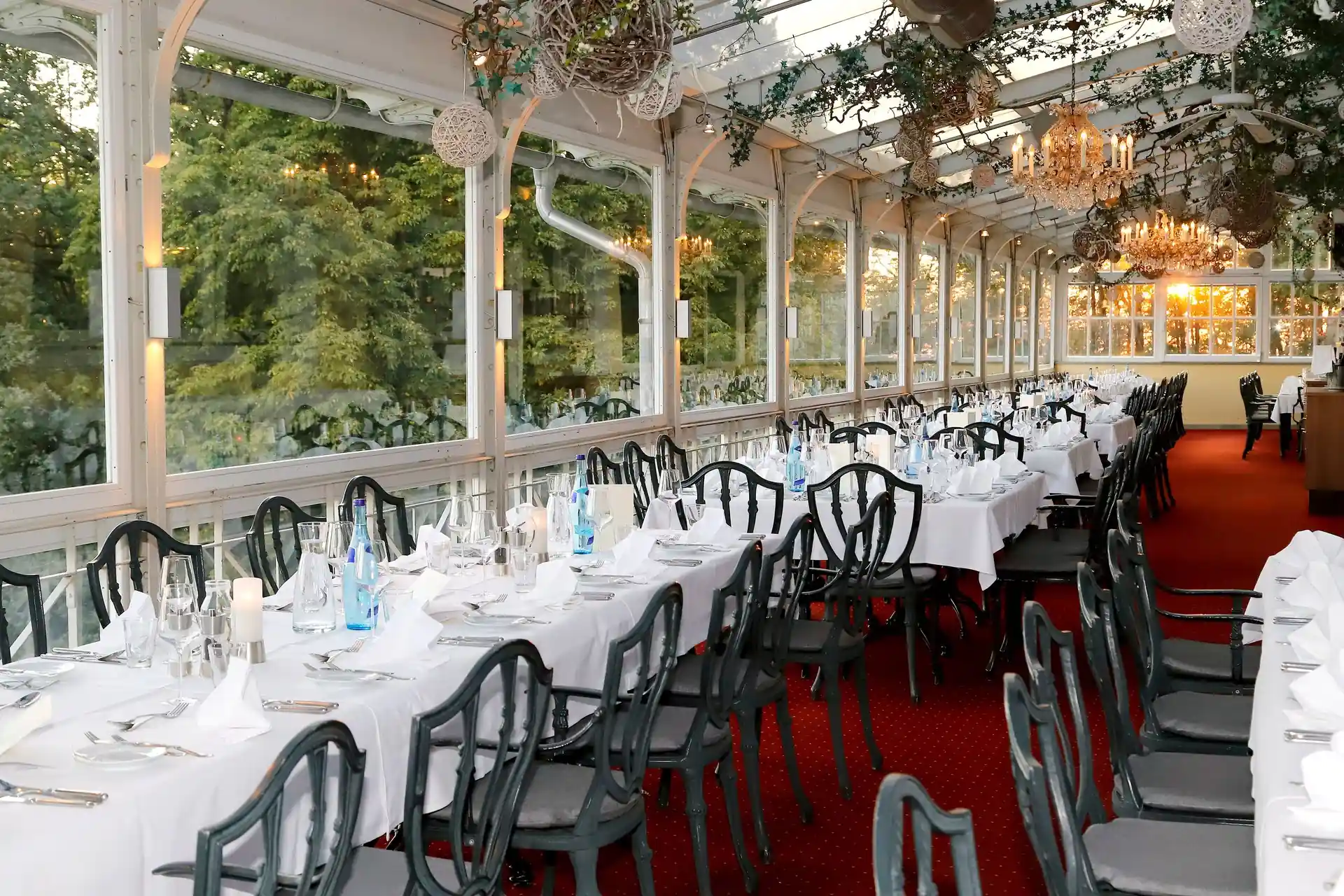 Terrasse vitrée de restaurant exposée au soleil dans le Var.