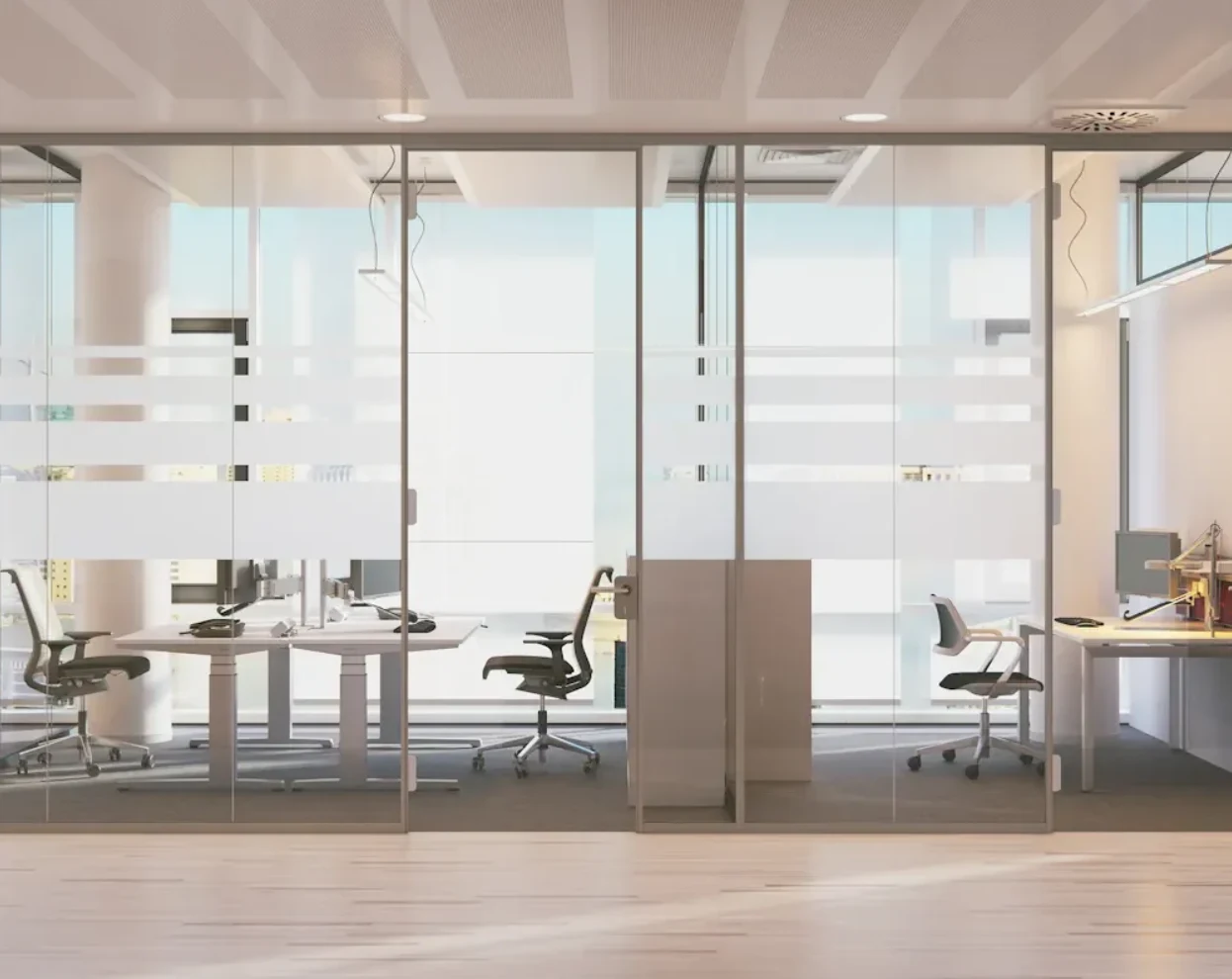 Cloison vitrée de bureau avec film dépoli pour confidentialité en salle de réunion et open space.