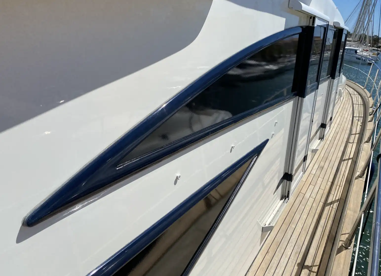 Vitrages teintés sur yacht : film solaire anti-UV et anti-éblouissement pour confort à bord.