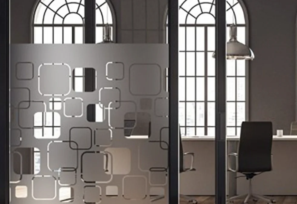 Film dépoli décoratif à motifs géométriques sur cloison vitrée de bureau pour confidentialité et design