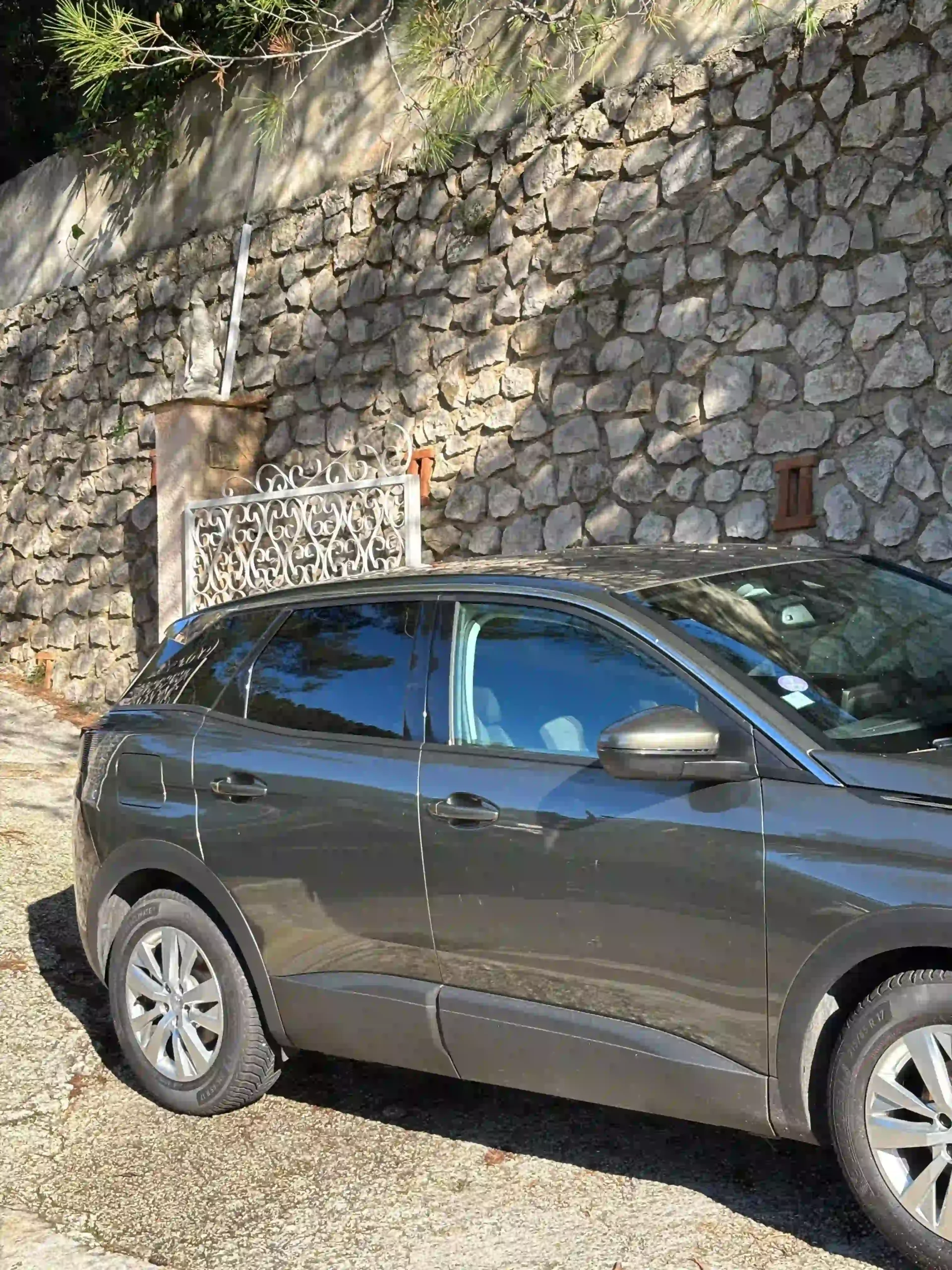 SUV avec vitres teintées : film anti-UV et anti-éblouissement pour confort et intimité.