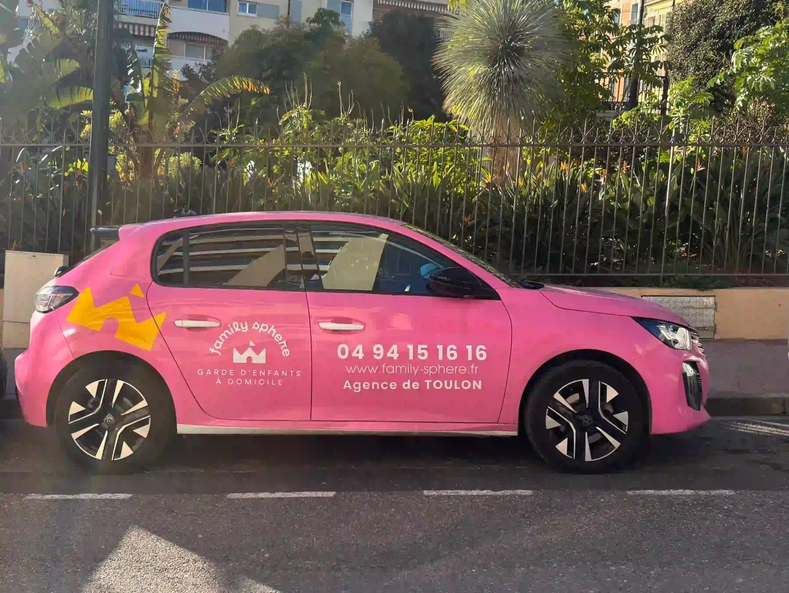 Voiture rose avec marquage publicitaire et covering, communication d’entreprise à Toulon dans le Var.