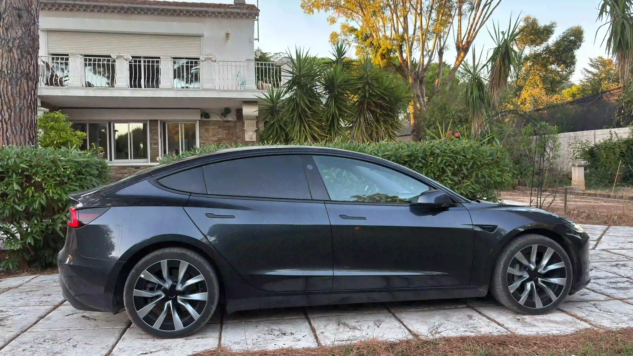 Tesla avec vitres teintées : film anti-UV et anti-éblouissement pour plus de confort et d’intimité.