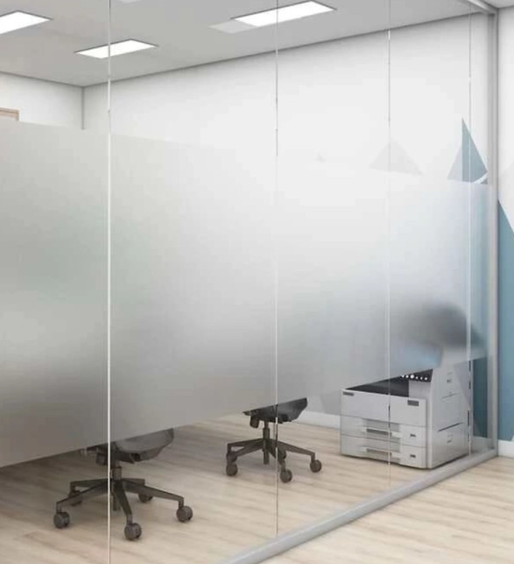 Film dépoli sur vitres de bureau pour préserver la confidentialité tout en laissant passer la lumière